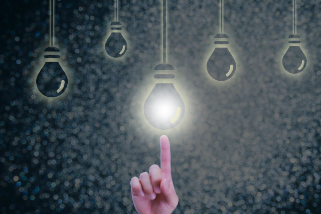 電球をさす人差し指