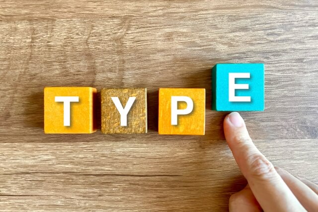 TYPEと書かれた積み木